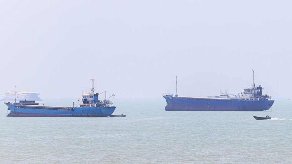 Irán cierra el estrecho de Ormuz tras ataques israelíes en Líbano