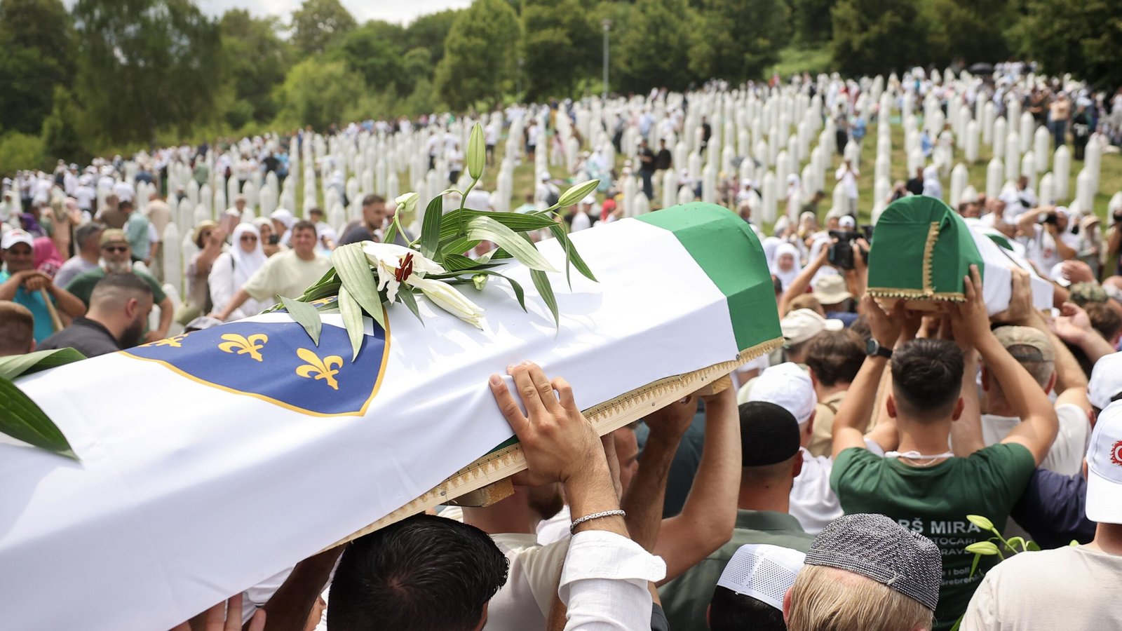 Bosnia conmemora el genocidio de Srebrenica con el entierro de diez nuevas víctimas