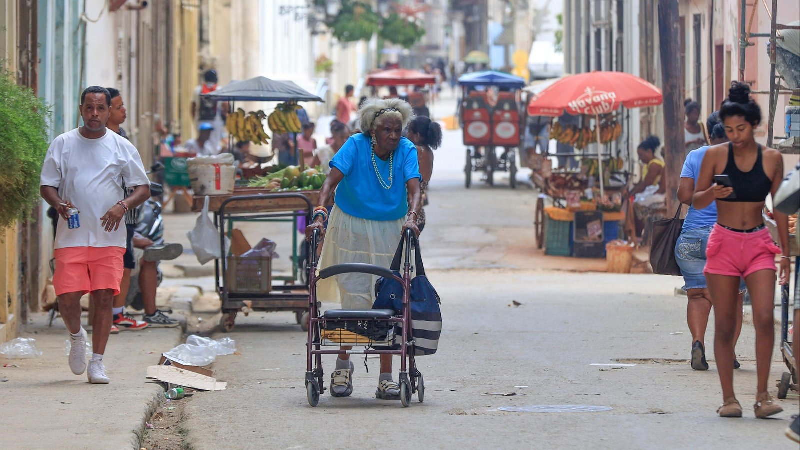 Crisis en Cuba: Jubilados enfrentan colas eternas para cobrar pensiones de cuatro euros
