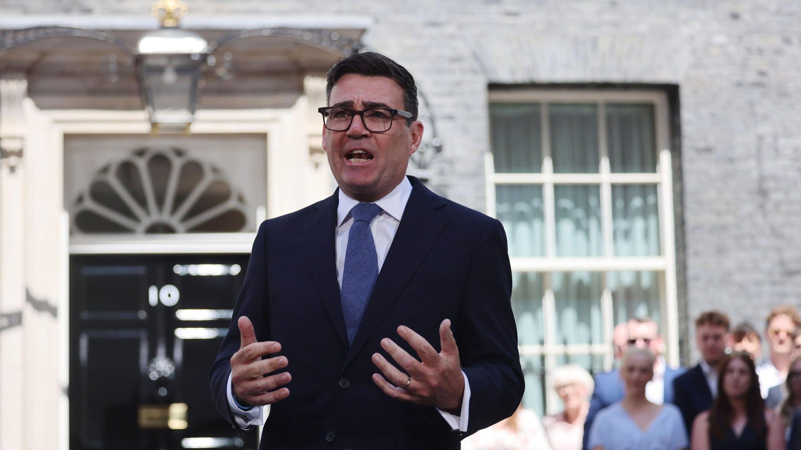 Burnham asume como primer ministro del Reino Unido con promesas de cambio