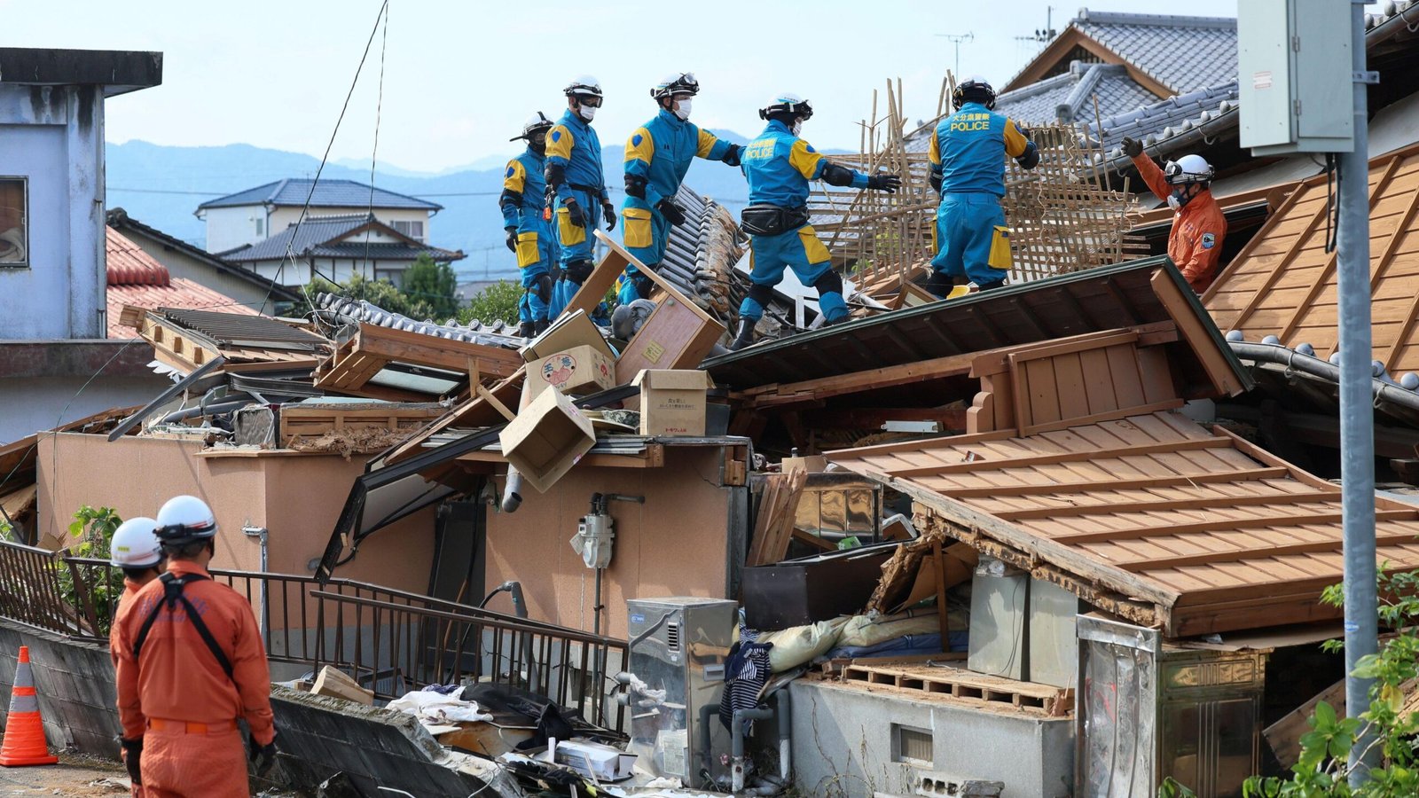 Terremoto en Japón: 34 muertos y labores de rescate en curso