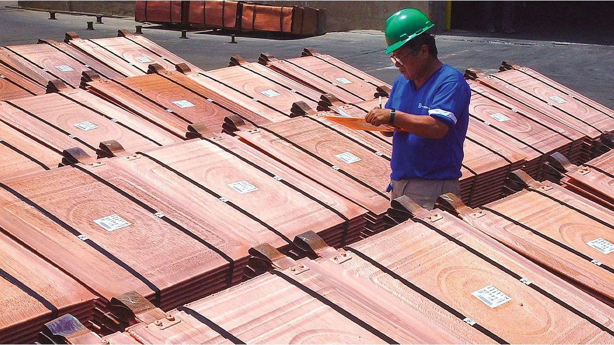 Cobre supera los $14.000