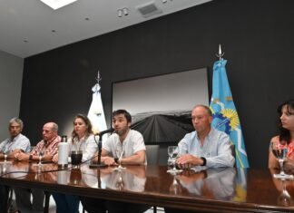 Chubut exime al campo del impuesto inmobiliario por segundo año consecutivo El gobernador de Chubut y su equipo económico explican las medidas fiscales para el campo frente a los micrófonos.