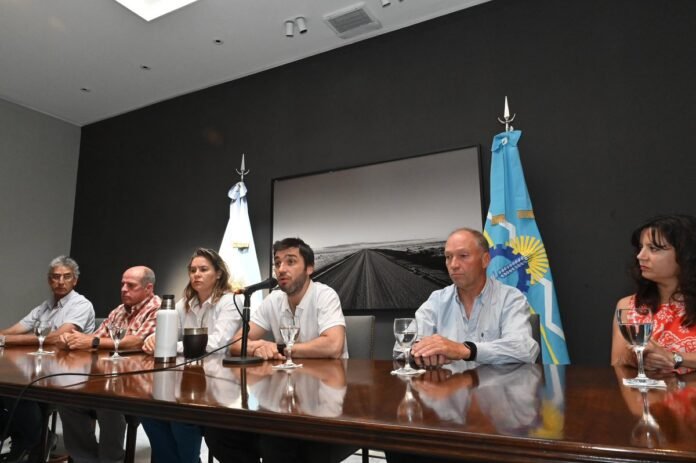 El gobernador de Chubut y su equipo económico explican las medidas fiscales para el campo frente a los micrófonos.